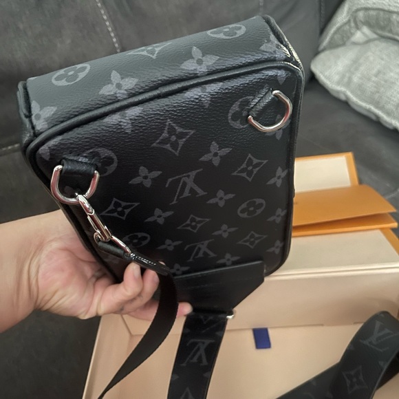 Louis Vuitton Outdoor Slingbag - Picture 10 of 10